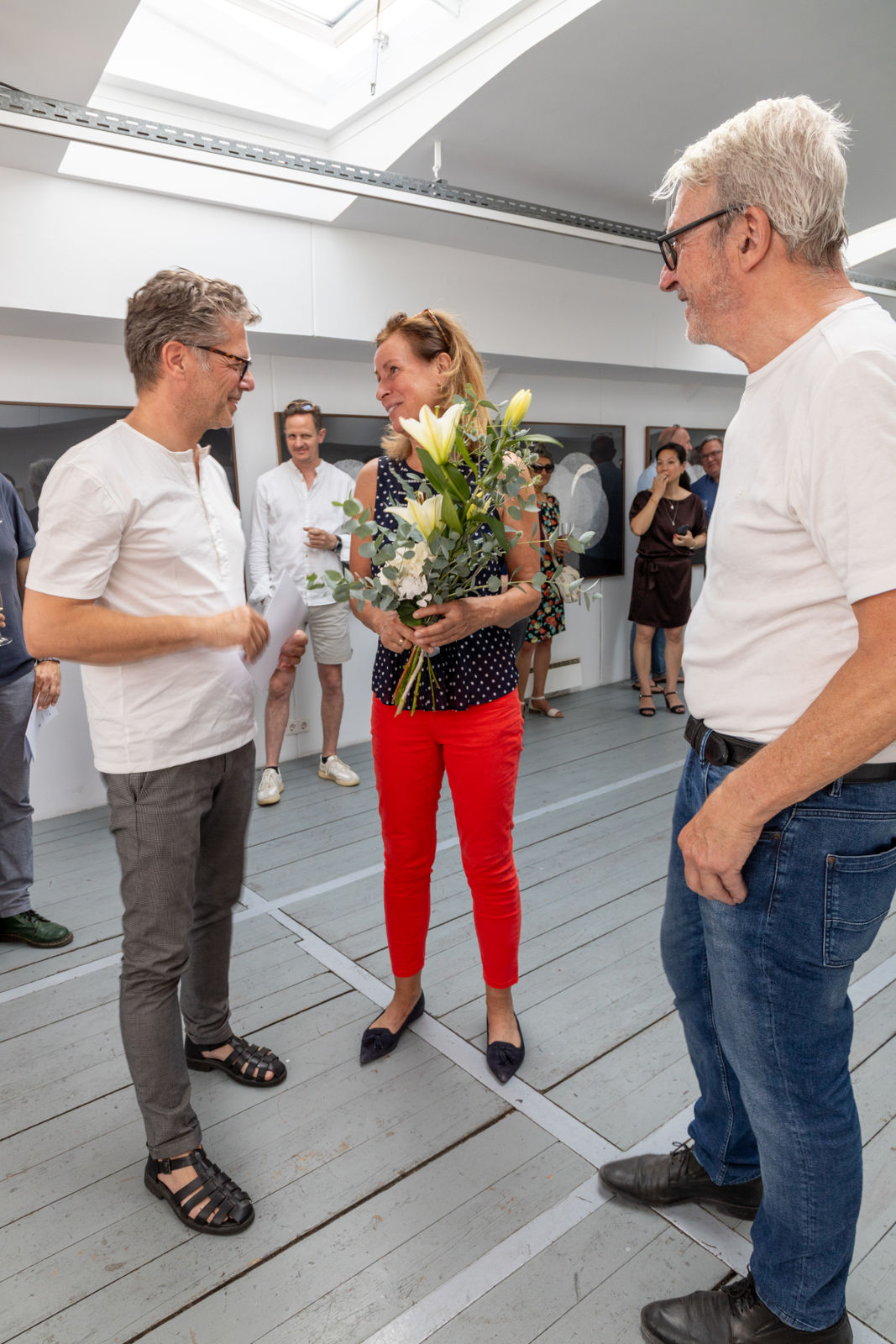 Vernissage Abstandsnähe, Christopher Knaus mit Dr. Ariane Grigoteit